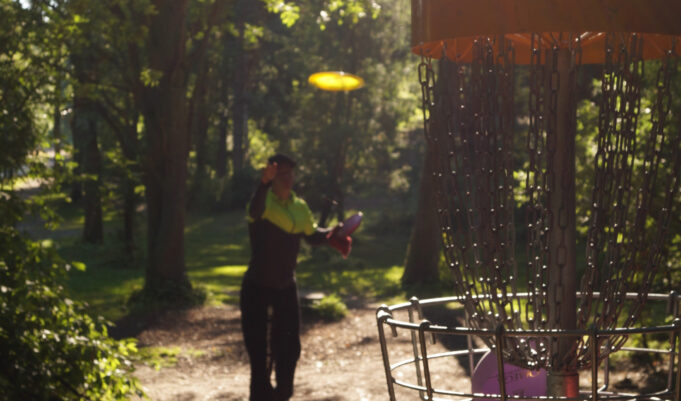 Nokian keskuskentän frisbeegolfrata.